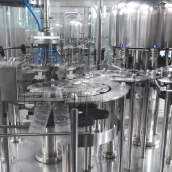 3000BPH礦泉水、果汁三合一灌裝機(jī)